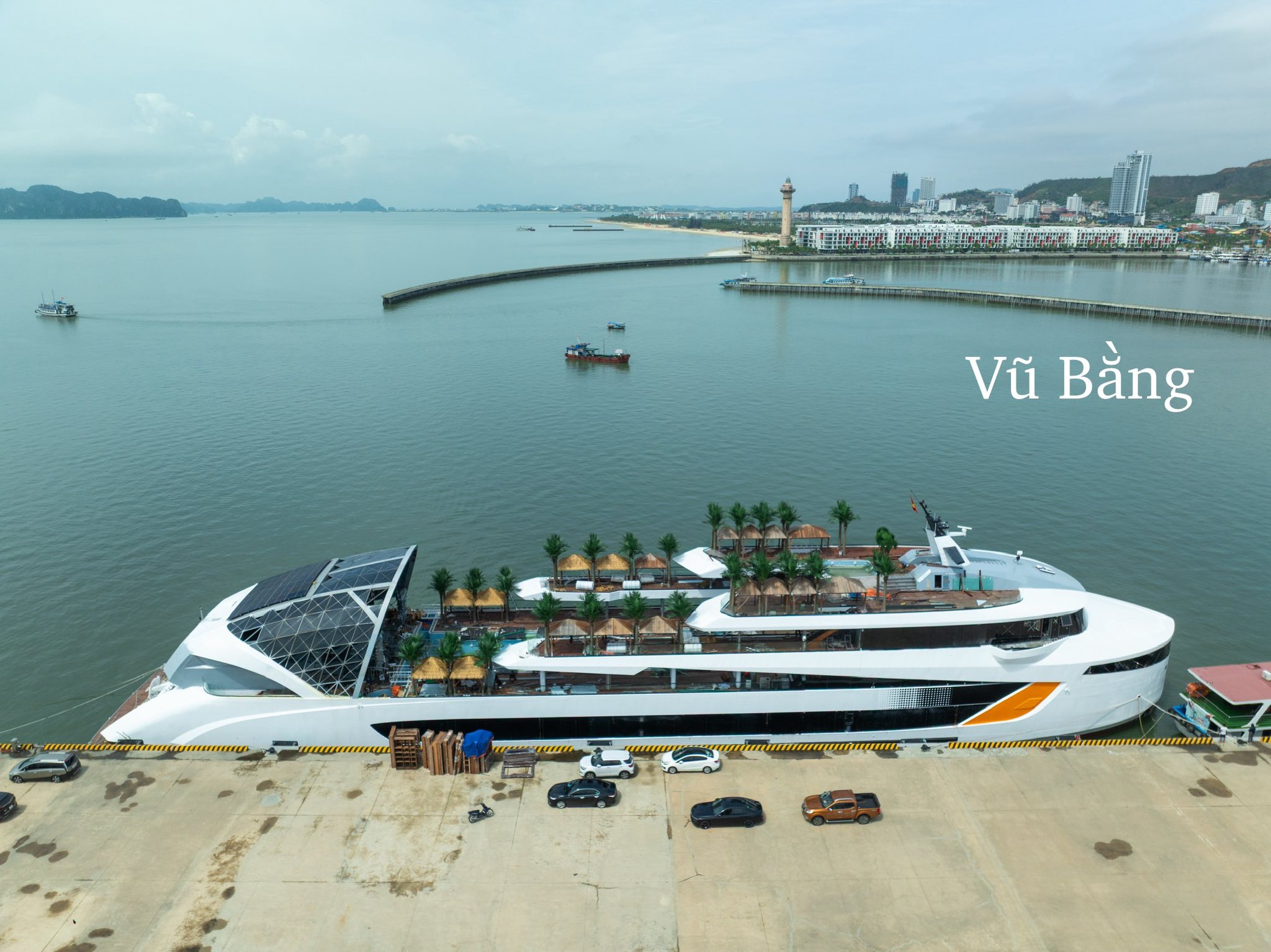 Giá du thuyền Dolphin thăm vịnh Hạ Long trong ngày