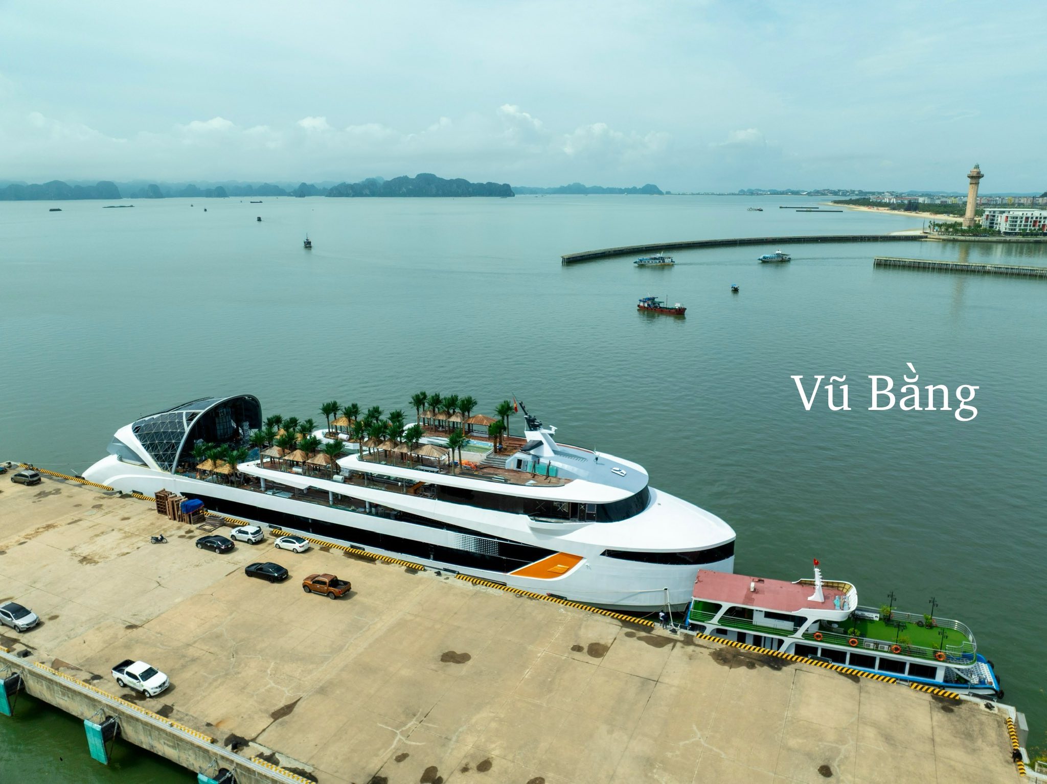 Giá du thuyền Dolphin thăm vịnh Hạ Long trong ngày